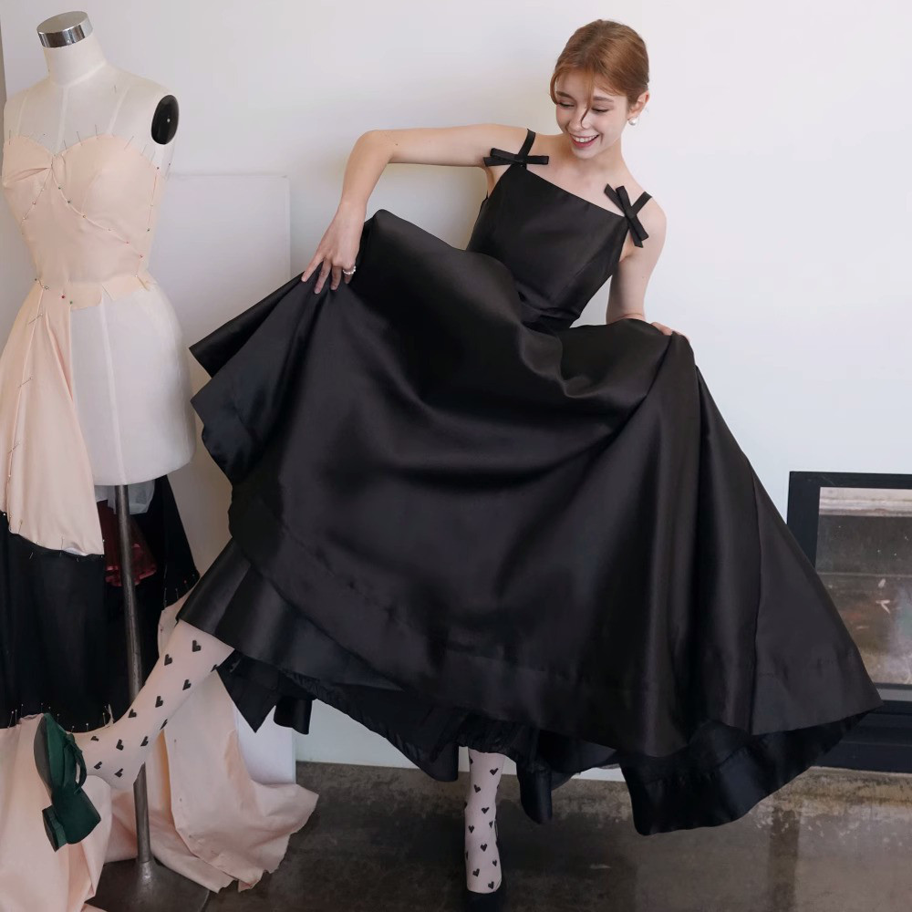 パーティードレス 黒 サテン ノースリーブ 韓国風 高級感 演奏会 誕生日 前撮り 二次会 お呼ばれ AK629