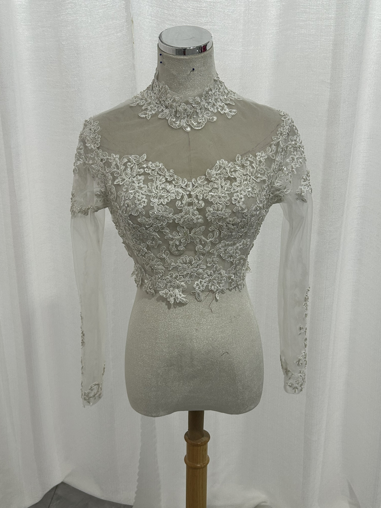 送料無料！上品！ 長袖　 ウエディングドレス キラキラのハンドビーディング ボレロ レース くるみボタン結婚式/披露宴