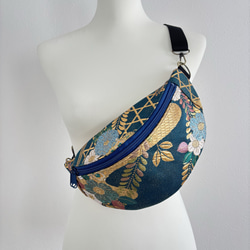 辻ヶ花 着物シルク帯リメイク スリングバッグ｜美しいブルーの和柄
