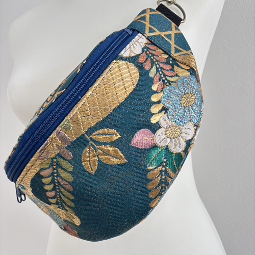 辻ヶ花 着物シルク帯リメイク スリングバッグ｜美しいブルーの和柄