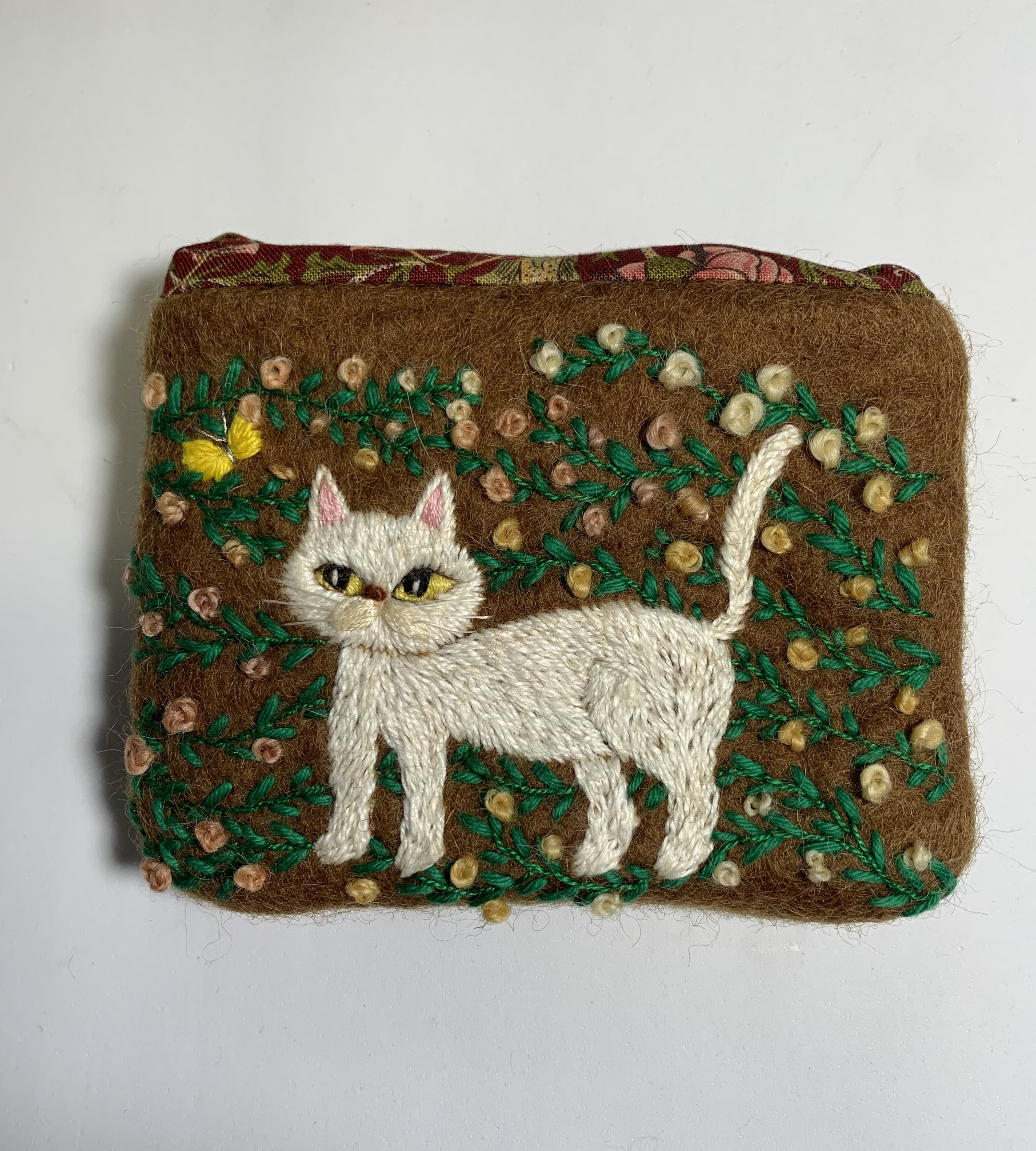 白猫さんとモンキチョウ　羊毛フェルト生地のポーチ
