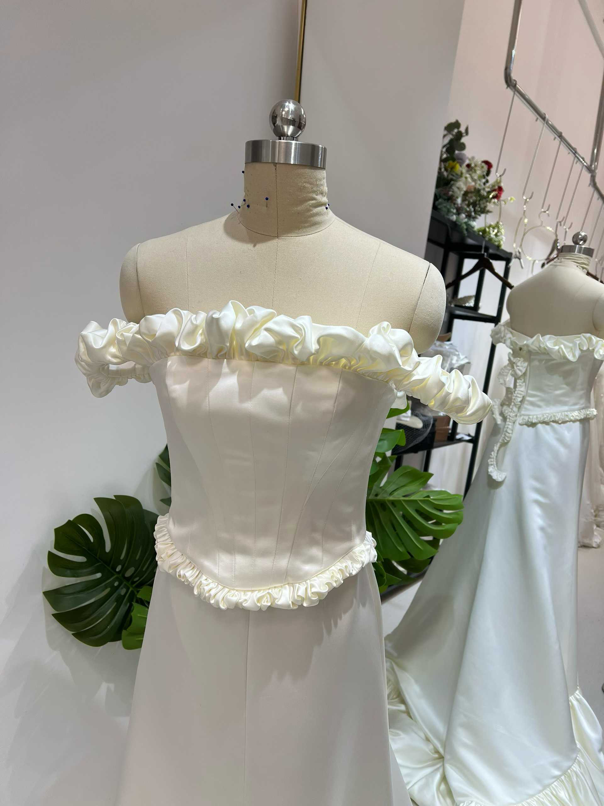 送料無料！パーティードレス オフショルダー ラッフルフリル リボントレーン プリンセスライン 前撮り 光沢サテン