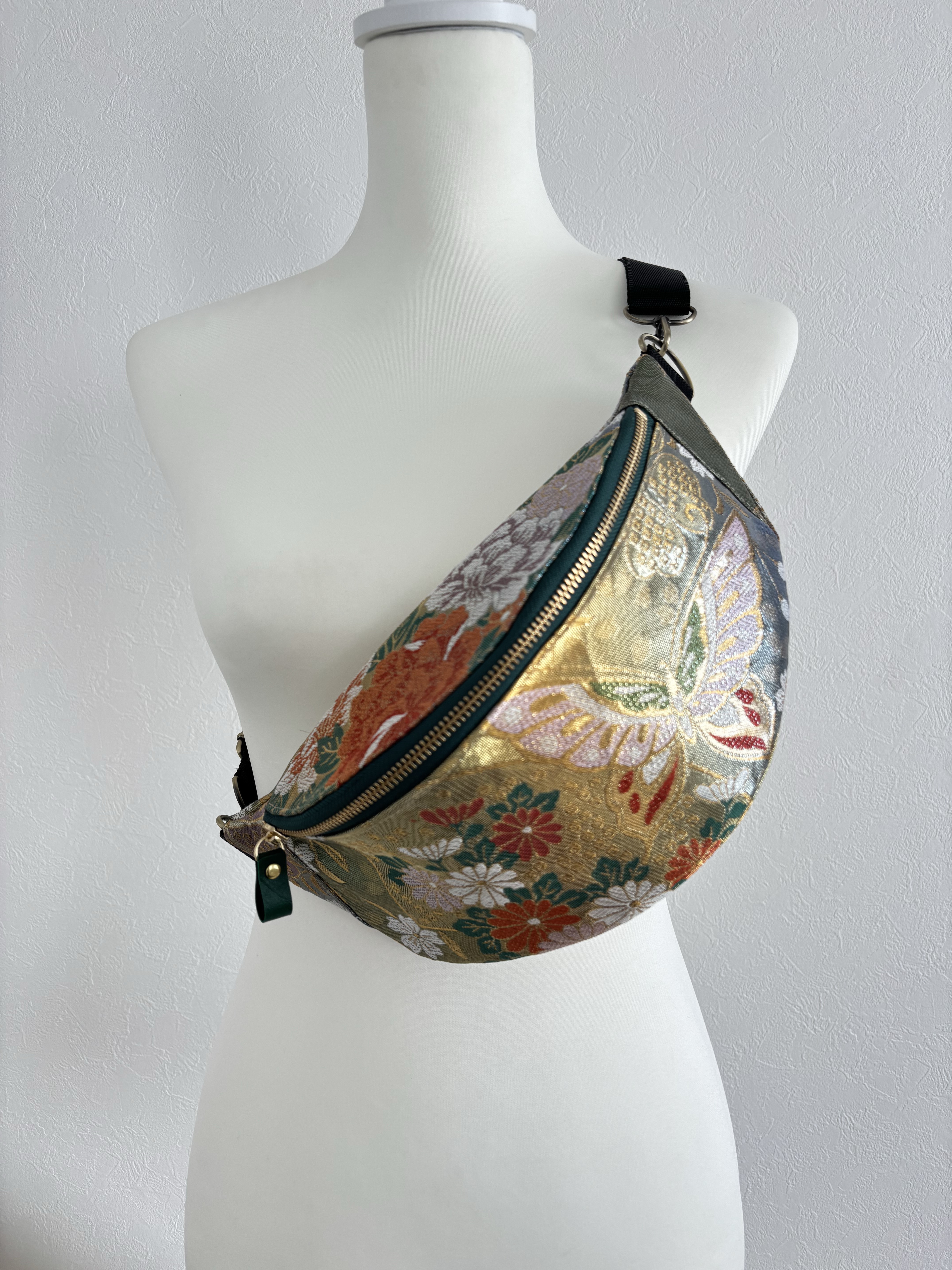 帯リメイクリメイク スリングバッグ｜蝶々と花の和柄｜ボディバッグ