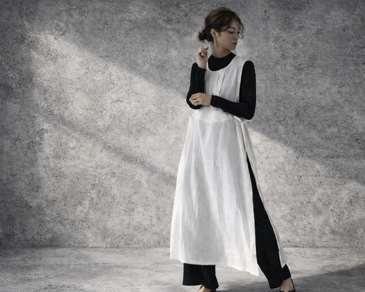 デザインタックサイドスリットエプロンワンピース／柔らかコットンリネンヴィンテージ加工エプロンドレス／オフホワイト