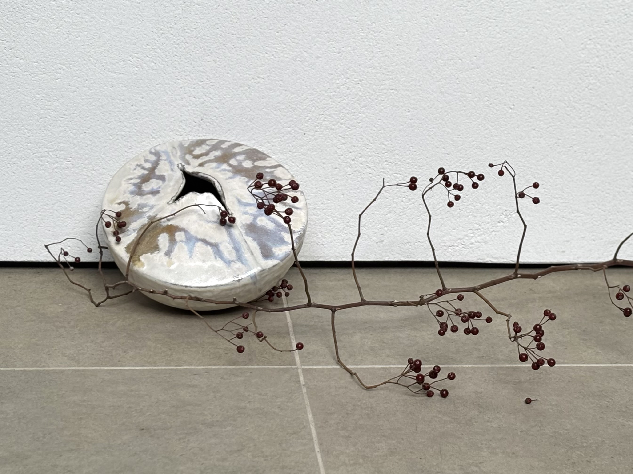 白釉　流れ模様岩間花入　A