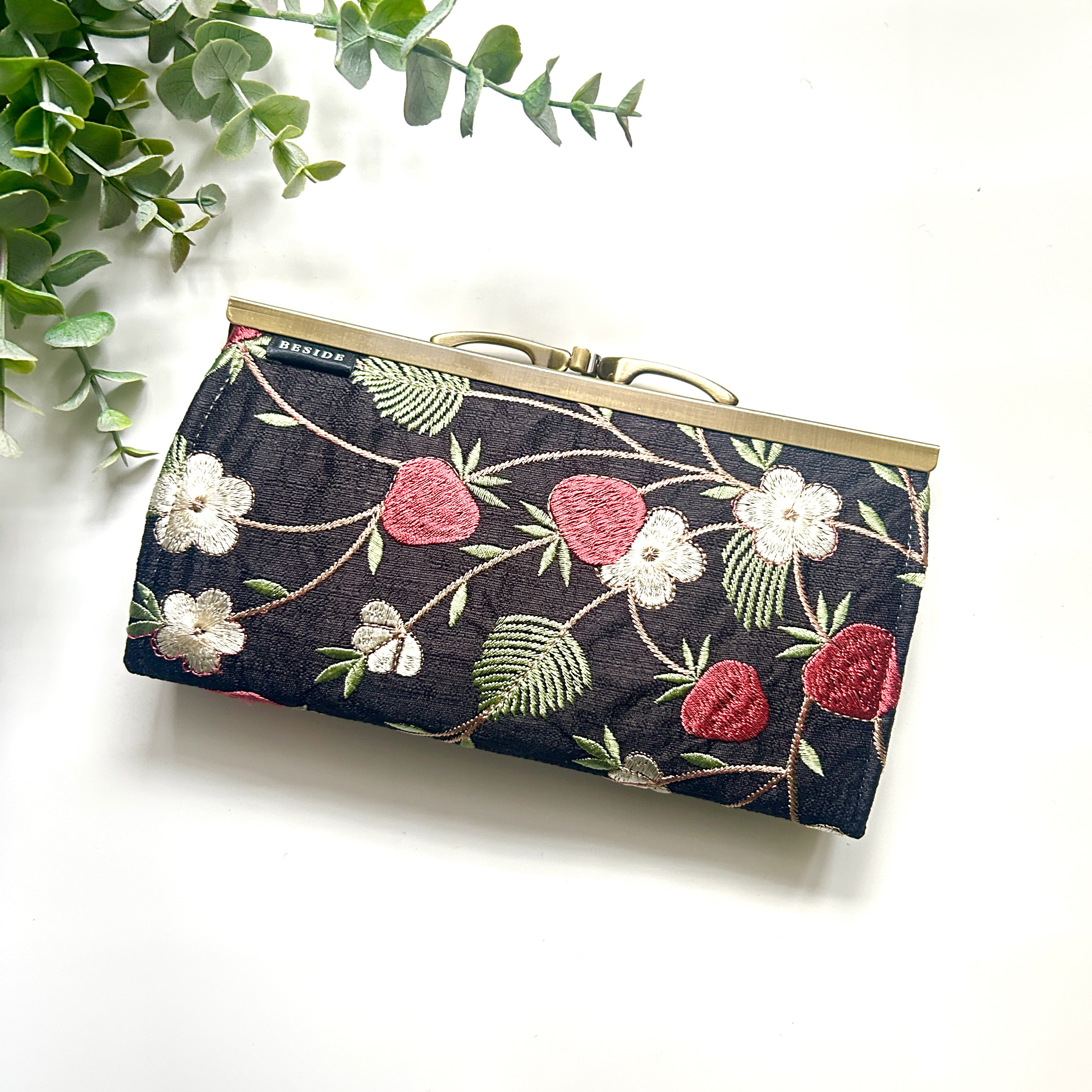 苺摘みの夜　インド刺繍のがま口財布　コンパクト・カード収納・華やか　長財布