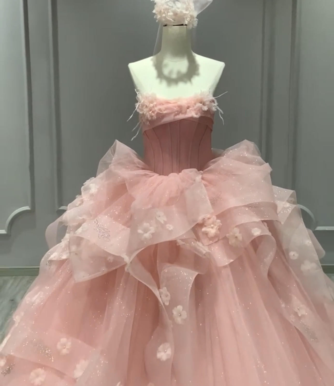 ベストセラー　素材感を際立つ　ラメ入りスパコール　キラキラお姫様　ピンク　エレガント　ボリューム感お花飾り　結婚式前撮り