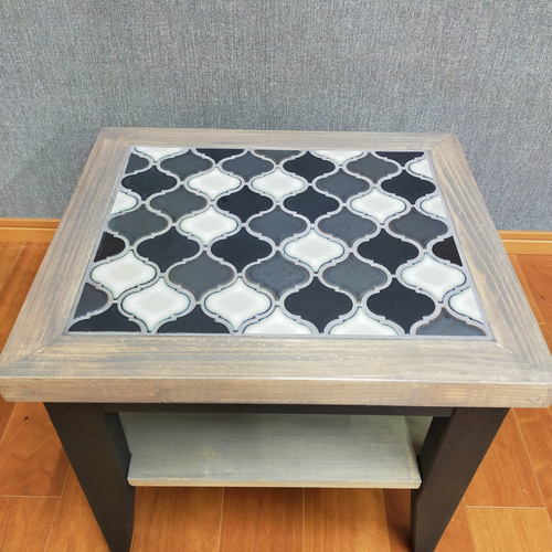 新作】オシャレなランタンタイルの木製サイドテーブル(handmade)☆ロー