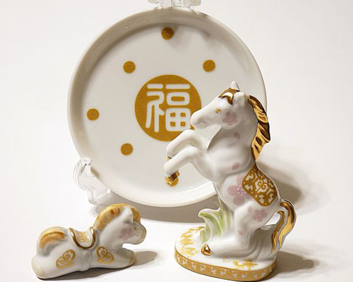 縁起物 2026干支馬の置物 陶磁器 金液使用 1点もの ③ゴールド 仔馬