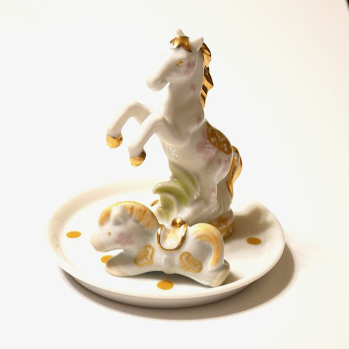 縁起物 2026干支馬の置物 陶磁器 金液使用 1点もの ③ゴールド 仔馬