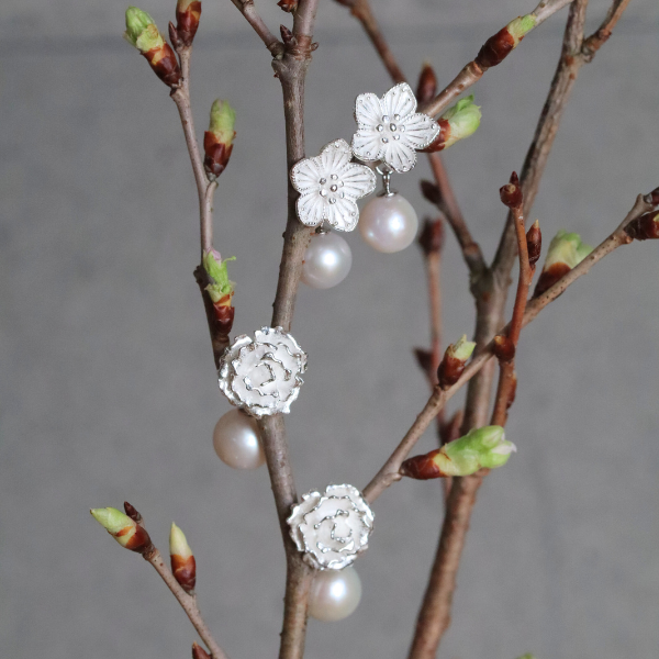 シルバフラワーとパールのピアス　Silver955 Silver925 桜　トルコキキョウ　淡水真珠