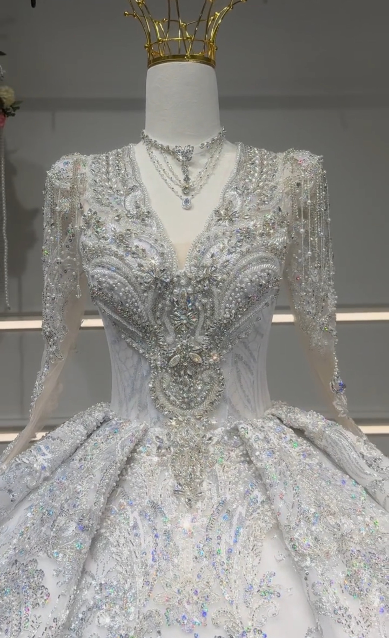 素材感を際立つ　vネック　ネックレス付き　2026新作　スパコール付き　クラシカル　フランス風　トレーン　ウェディング