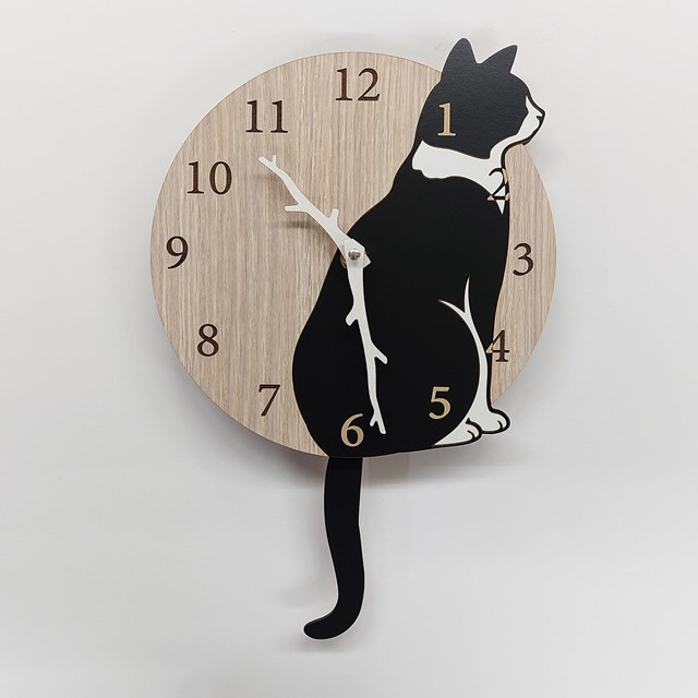猫の振り子時計【静音タイプに変更可】名入れ・文字入れ　ネコ　猫　白黒　ハチワレ　しっぽが振り子