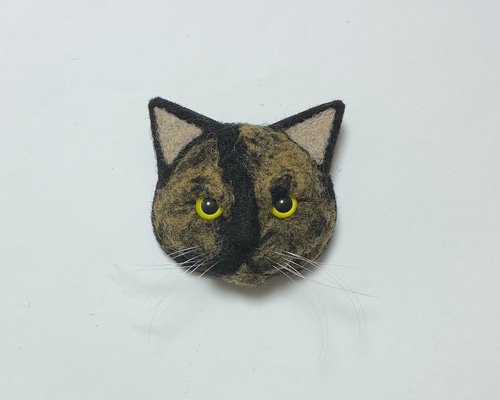 羊毛フェルト 猫ブローチ サビ猫 トーティーシェル ブローチ まめちま