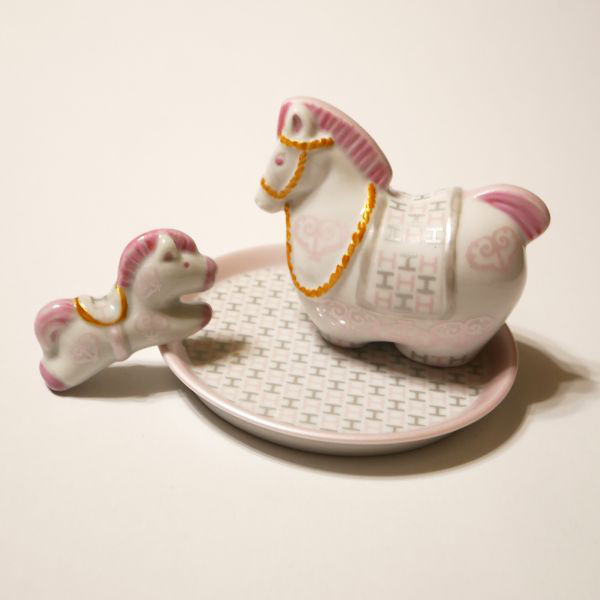 縁起物　2026干支馬の置物　陶磁器　金液使用　1点もの　⑦ピンク　仔馬付き