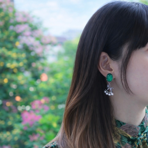 「 夢の中 」イヤリング/ピアス  *2026.干支.木馬.チェコガラス.パール.チャーム.楕円.シルバー.グリーン* 2枚目の画像