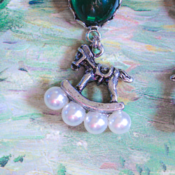 「 夢の中 」イヤリング/ピアス  *2026.干支.木馬.チェコガラス.パール.チャーム.楕円.シルバー.グリーン* 4枚目の画像