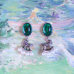 「 夢の中 」イヤリング/ピアス  *2026.干支.木馬.チェコガラス.パール.チャーム.楕円.シルバー.グリーン* 1枚目の画像