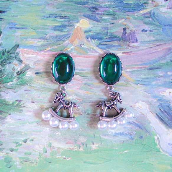 「 夢の中 」イヤリング/ピアス  *2026.干支.木馬.チェコガラス.パール.チャーム.楕円.シルバー.グリーン* 1枚目の画像