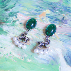 「 夢の中 」イヤリング/ピアス  *2026.干支.木馬.チェコガラス.パール.チャーム.楕円.シルバー.グリーン* 3枚目の画像