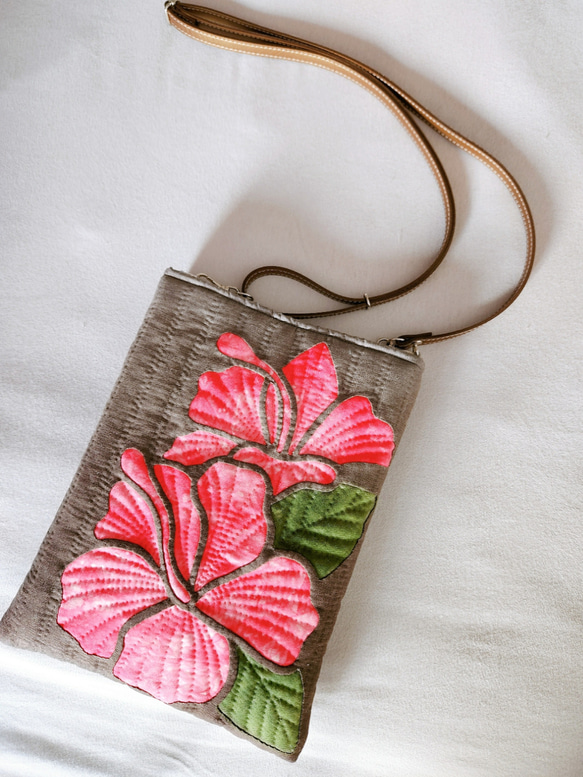ハワイアンキルト　ハンドメイド　ハイビスカスショルダーバッグ 手染めハイビスカスのショルダーバッグ＊ハワイアンキルト ステンド
