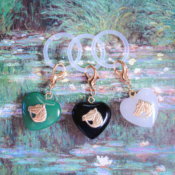 《色が選べる》2026干支【馬】チェコガラスのめじるしアクセサリー.アンブレラマーカー.キーホルダー.チャーム.ハート 1枚目の画像