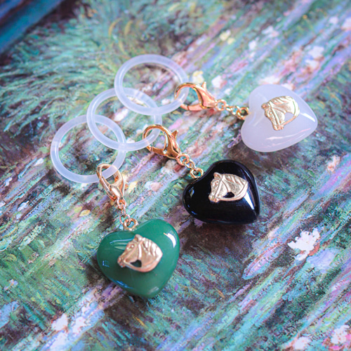 色が選べる》2026干支【馬】チェコガラスのめじるしアクセサリー