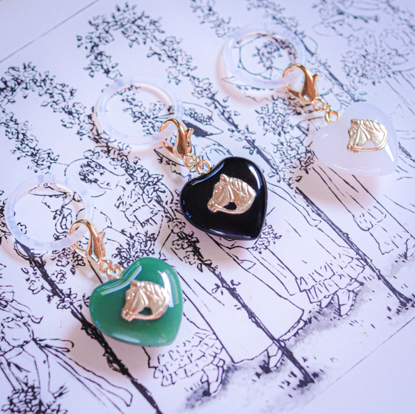 《色が選べる》2026干支【馬】チェコガラスのめじるしアクセサリー.アンブレラマーカー.キーホルダー.チャーム.ハート 3枚目の画像