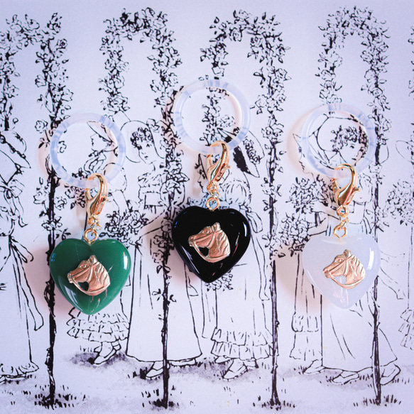 《色が選べる》2026干支【馬】チェコガラスのめじるしアクセサリー.アンブレラマーカー.キーホルダー.チャーム.ハート 4枚目の画像