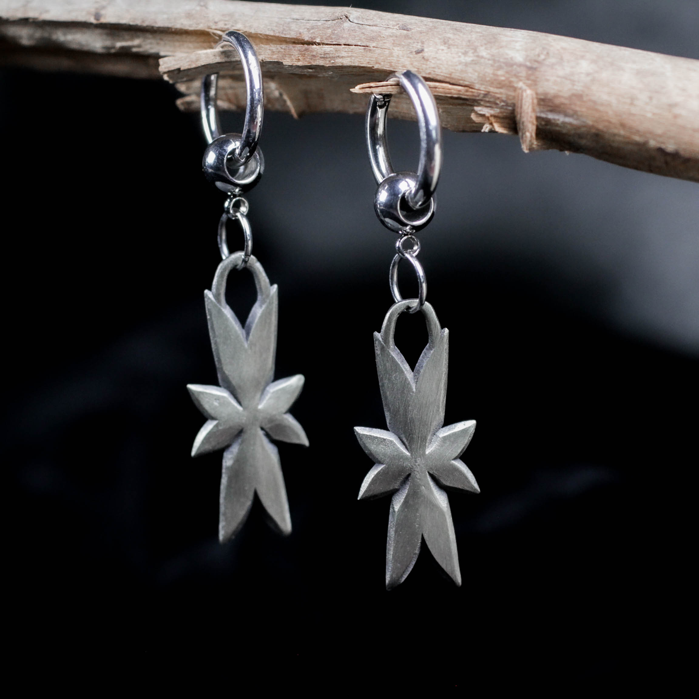 スターバーストシルバーイヤリング：手作りゴシック天体ジュエリー