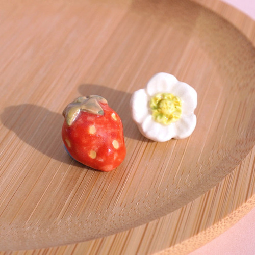陶器]いちごのピアス/イヤリング[春 苺 イチゴ] ピアス（スタッド・一