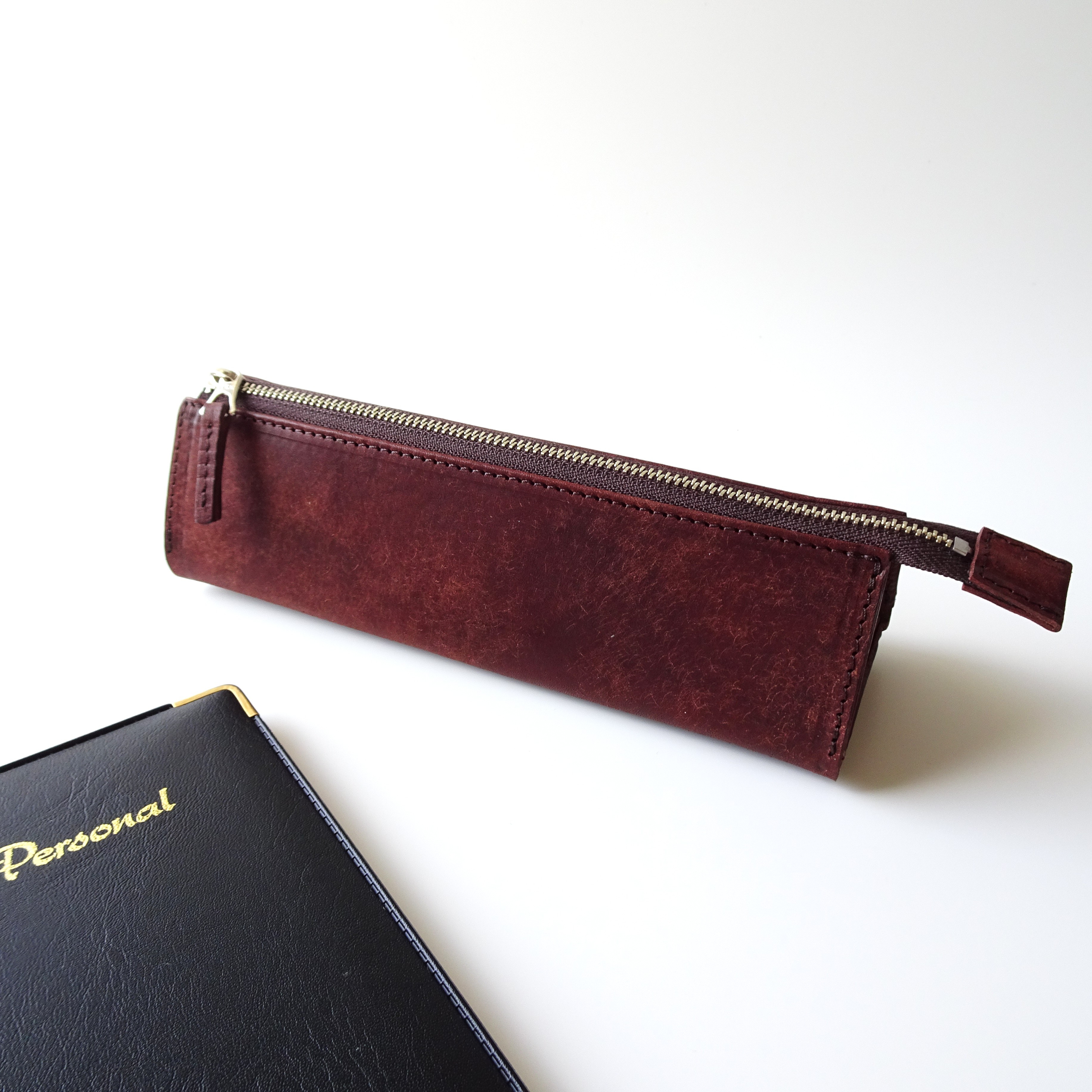 コンパクトかつ大容量・ファスナーペンケース《チョコ》