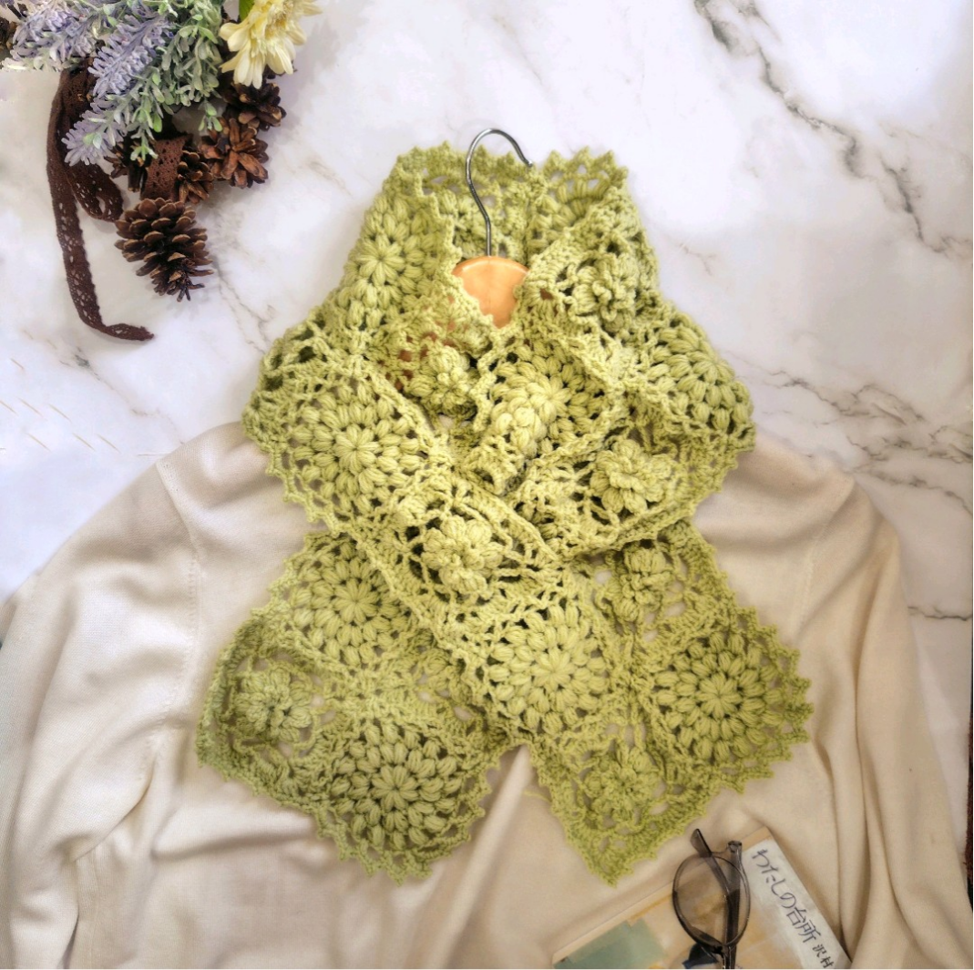 春カラー 花咲く差し込みマフラー アクリルウールかぎ針編み 手編み 春ストール│EMIM Bloom│黄緑 緑 グリーン
