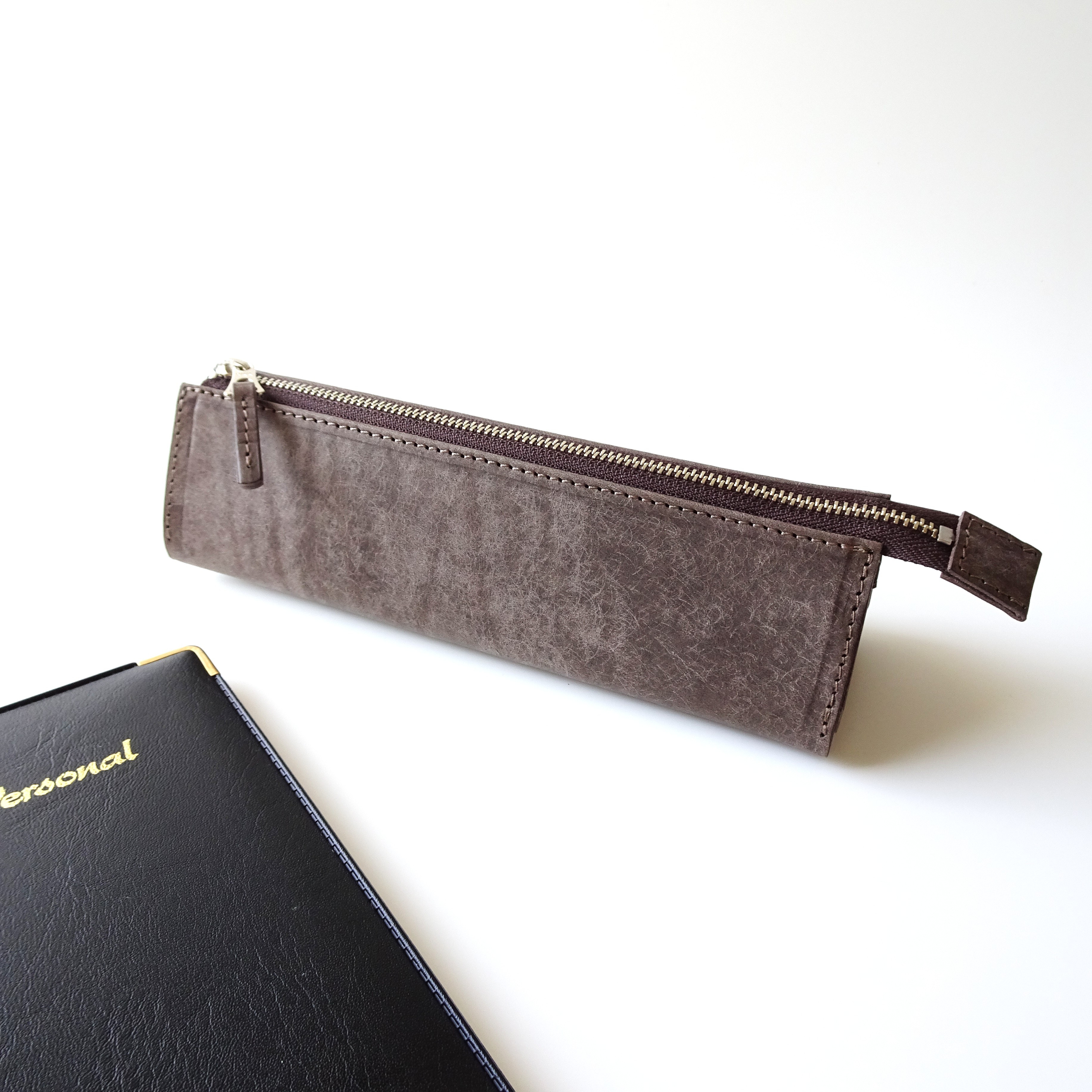 コンパクトかつ大容量・ファスナーペンケース《グレー》