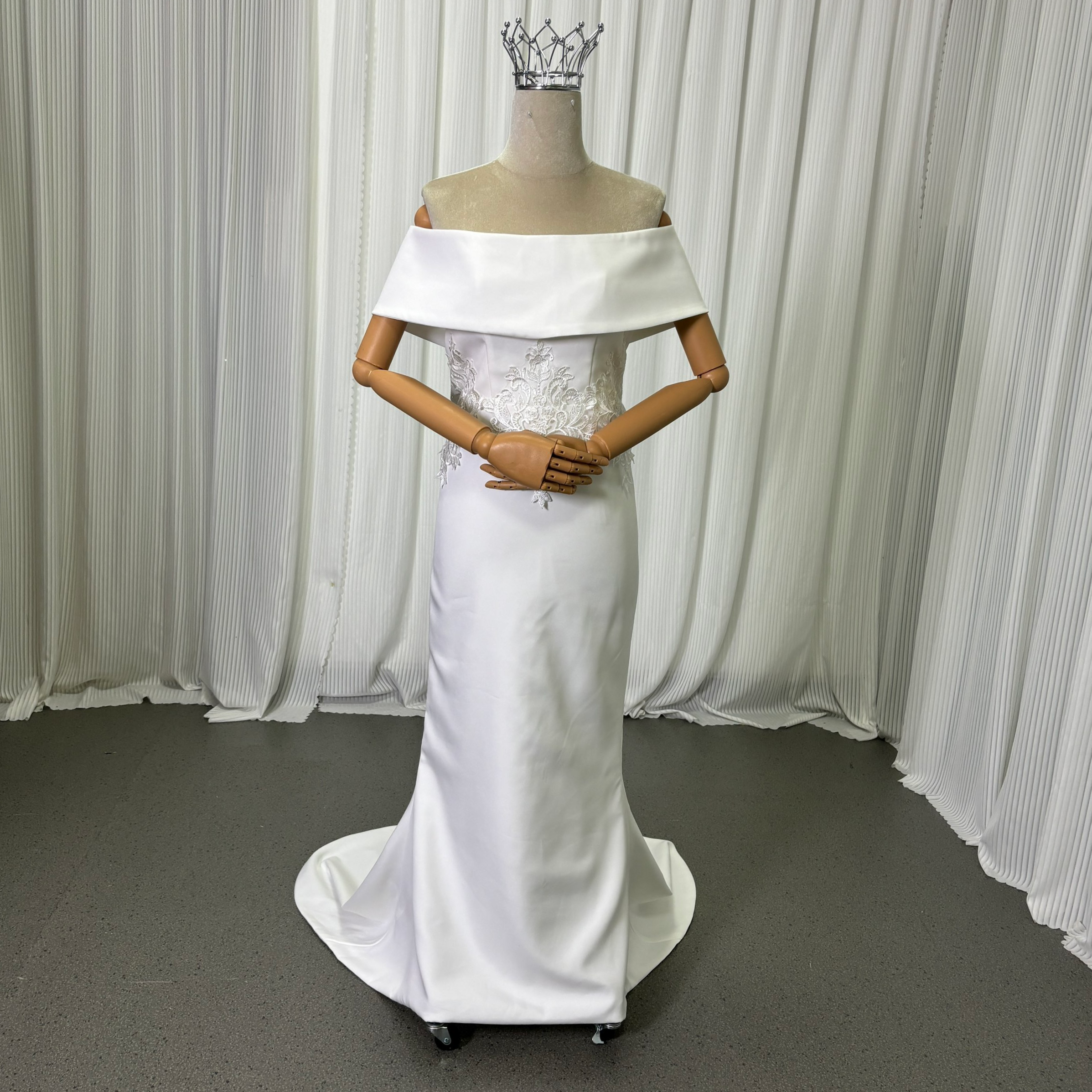 送料無料！ウェディングドレス 上品な花レース  ソフトマーメイドライン 取り外し可能なオフショルダー  二次会