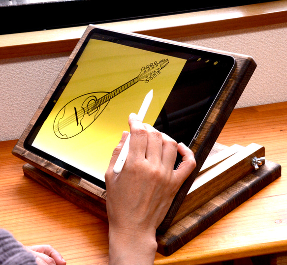 エ*ん様 iPhoneふたつとタブレット1つ 超変形タブレットスタンド】エボニー 角度も高さも自由自在！イラスト