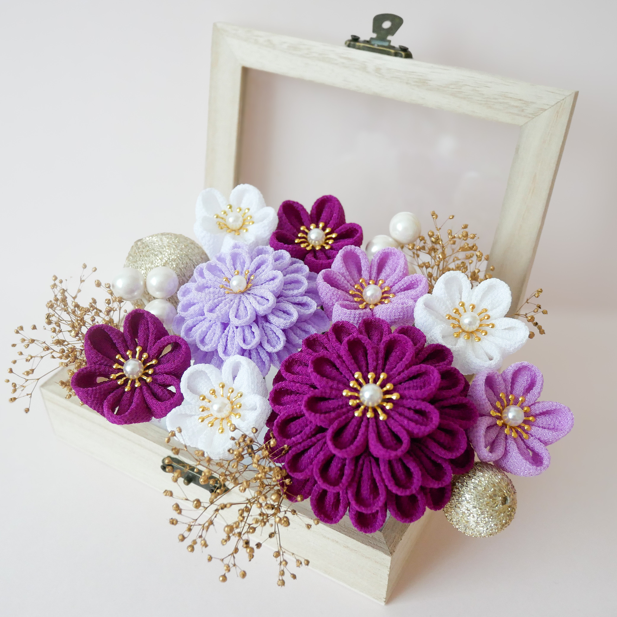 卒業式髪飾り　凛とした華やかさ　紫色のヘアアクセサリー　つまみ細工　振袖　七五三　袴　成人式　ホワイトパール