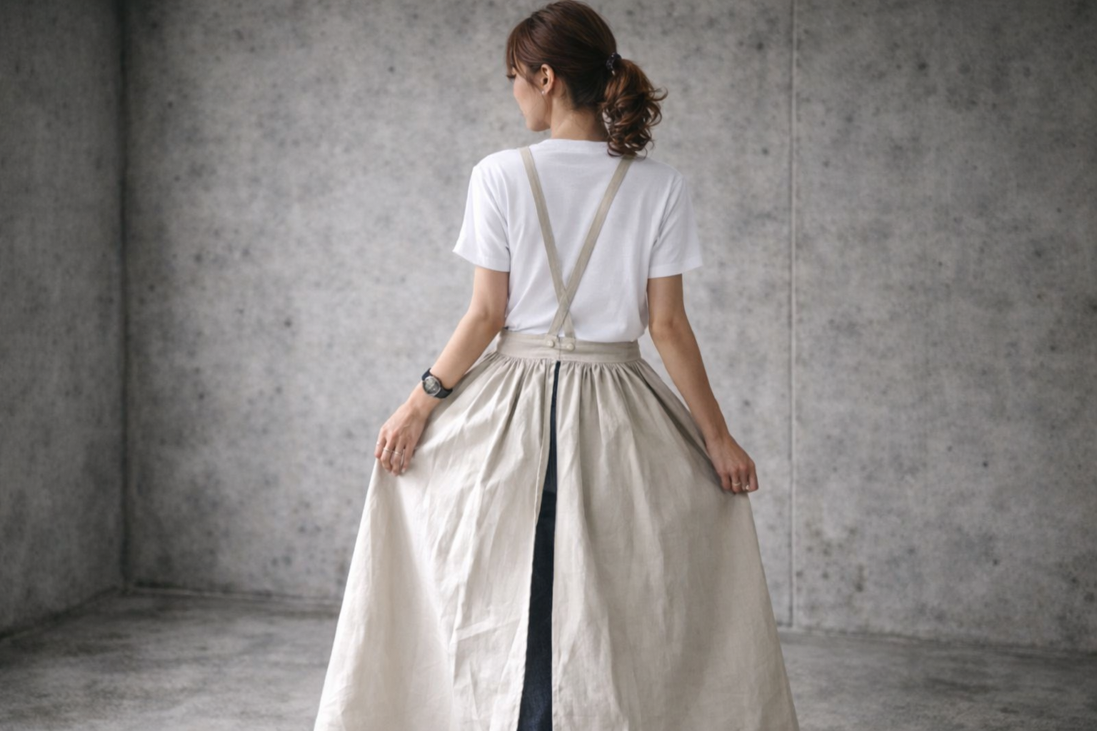 そのままお出かけリネンエプロン／おうち時間もお洒落に過ごす柔らかコットンリネンヴィンテージ加工ギャザーエプロン／生成り