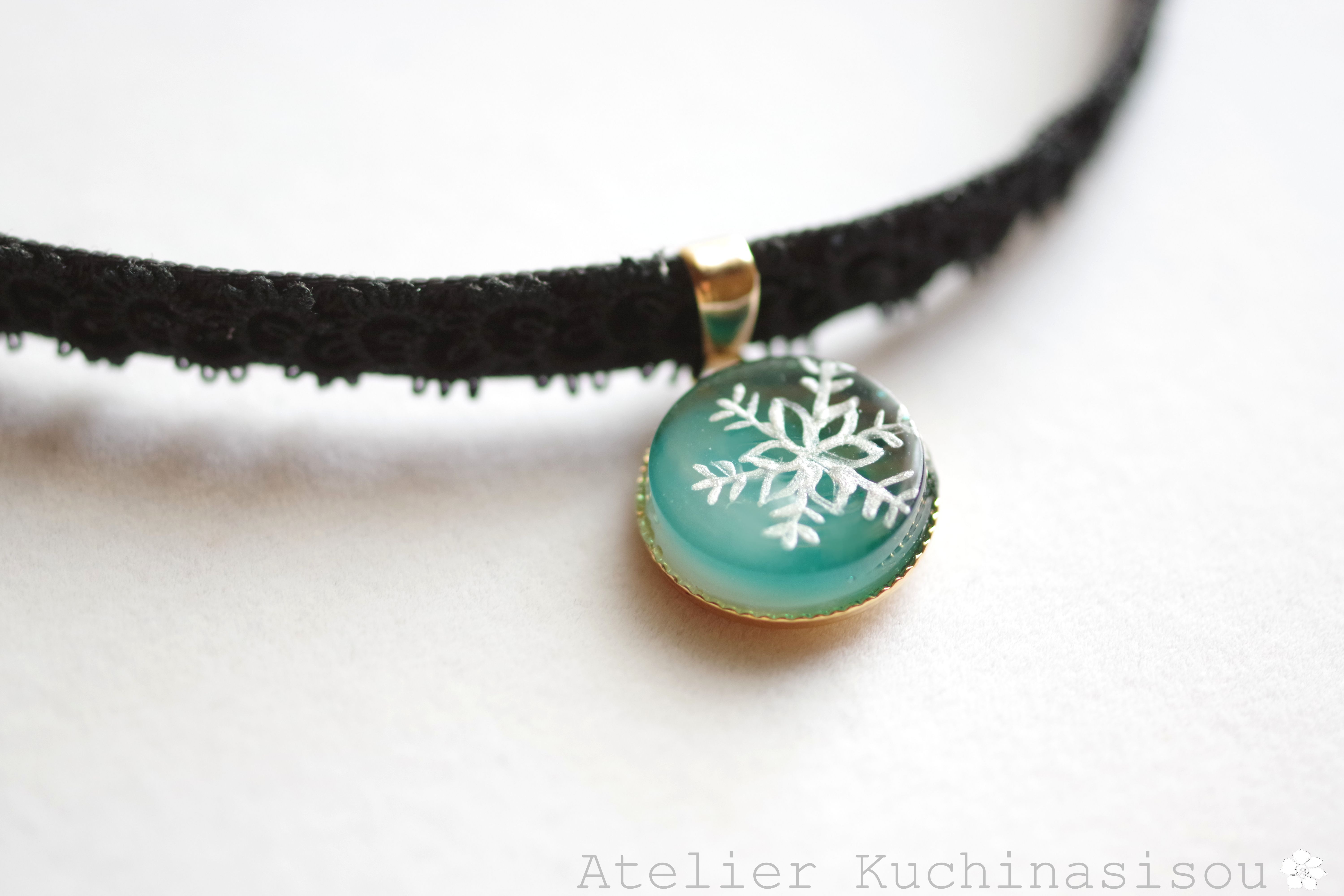 【受注製作】レジンアート　ラウンドモチーフとタティングレースとベルベットリボンのチョーカー〈雪の結晶・緑〉