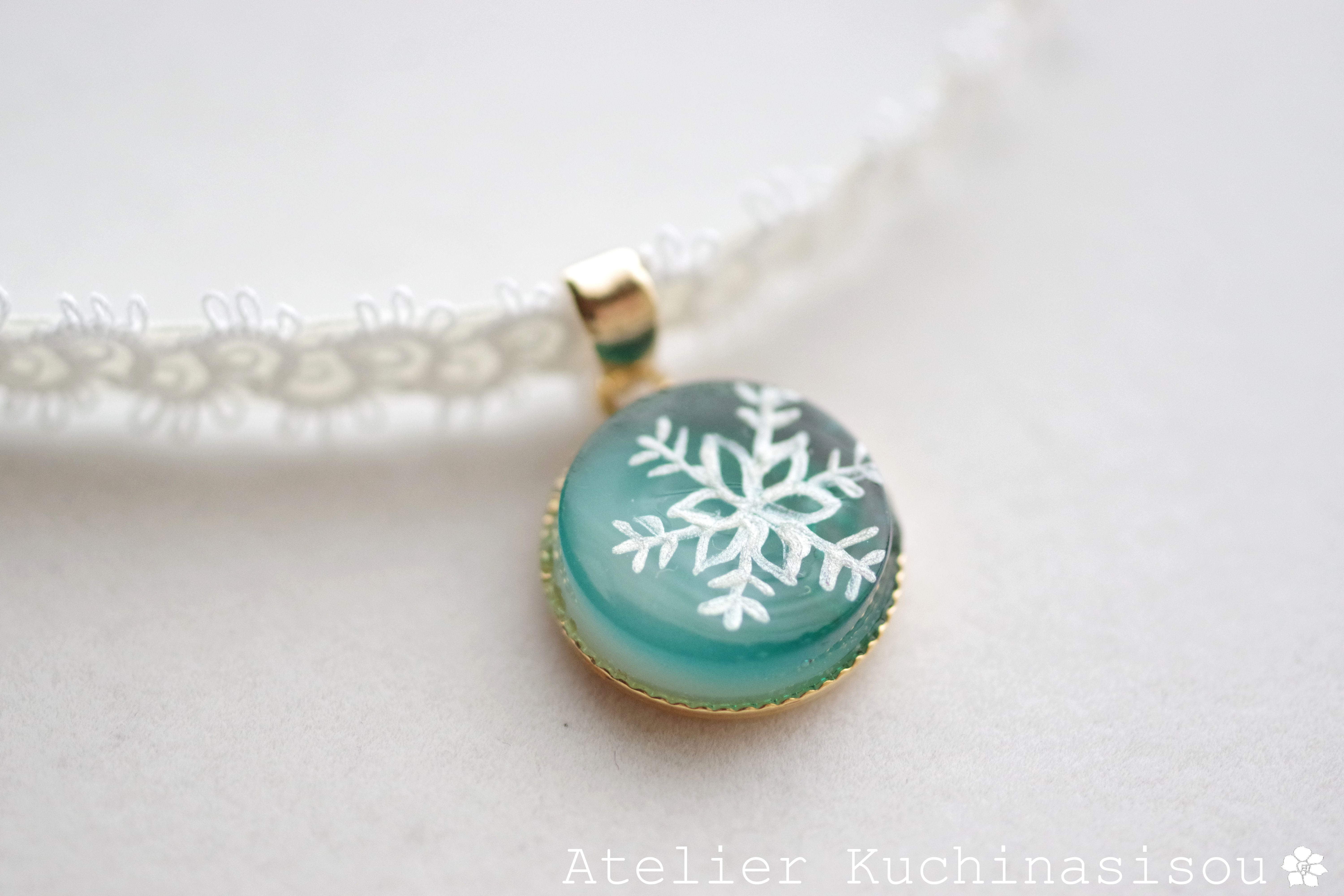 【受注製作】レジンアート　ラウンドモチーフとタティングレースとサテンリボンのチョーカー〈雪の結晶・緑〉