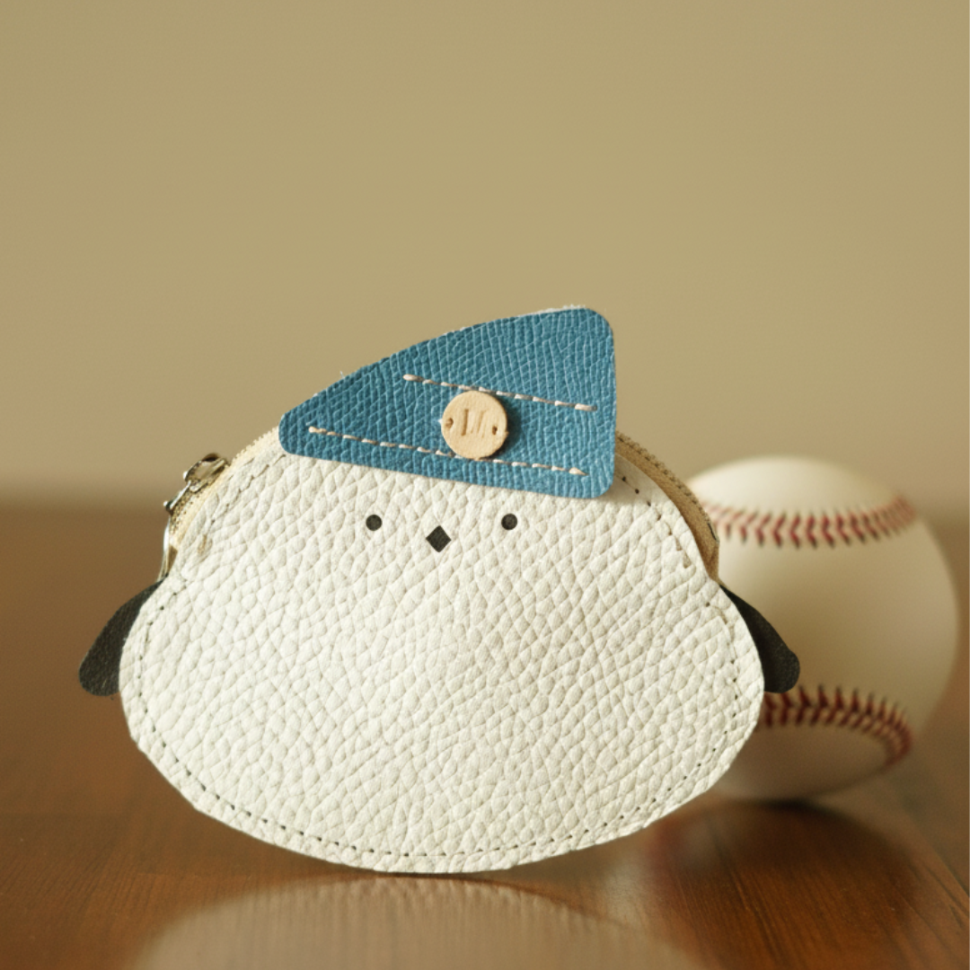 【刻印可】ビーニーを被ったシマエナガのレザーウォレット｜イニシャル対応・鳥モチーフ小物 5,929円