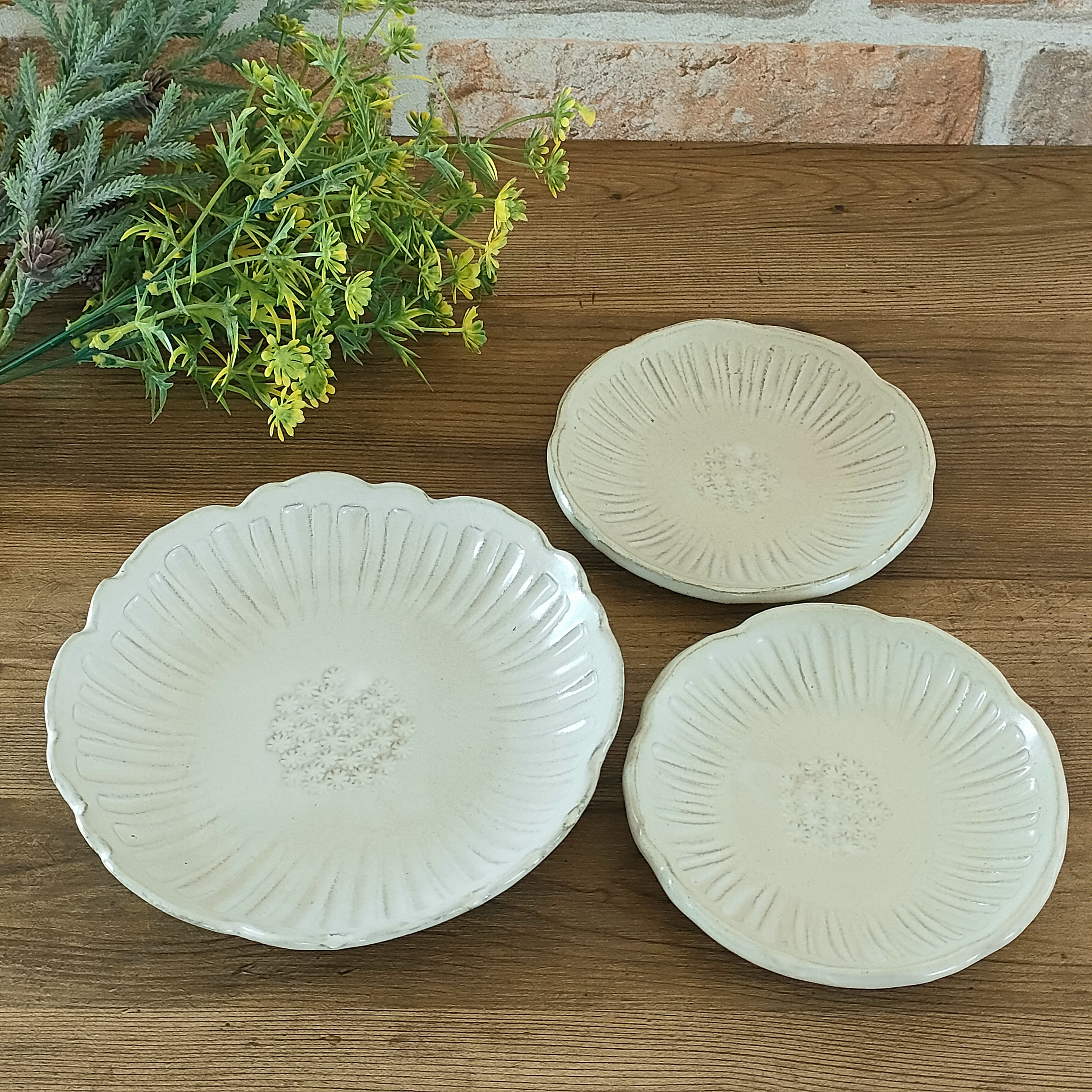 お花モチーフのお皿大小3点セット♪