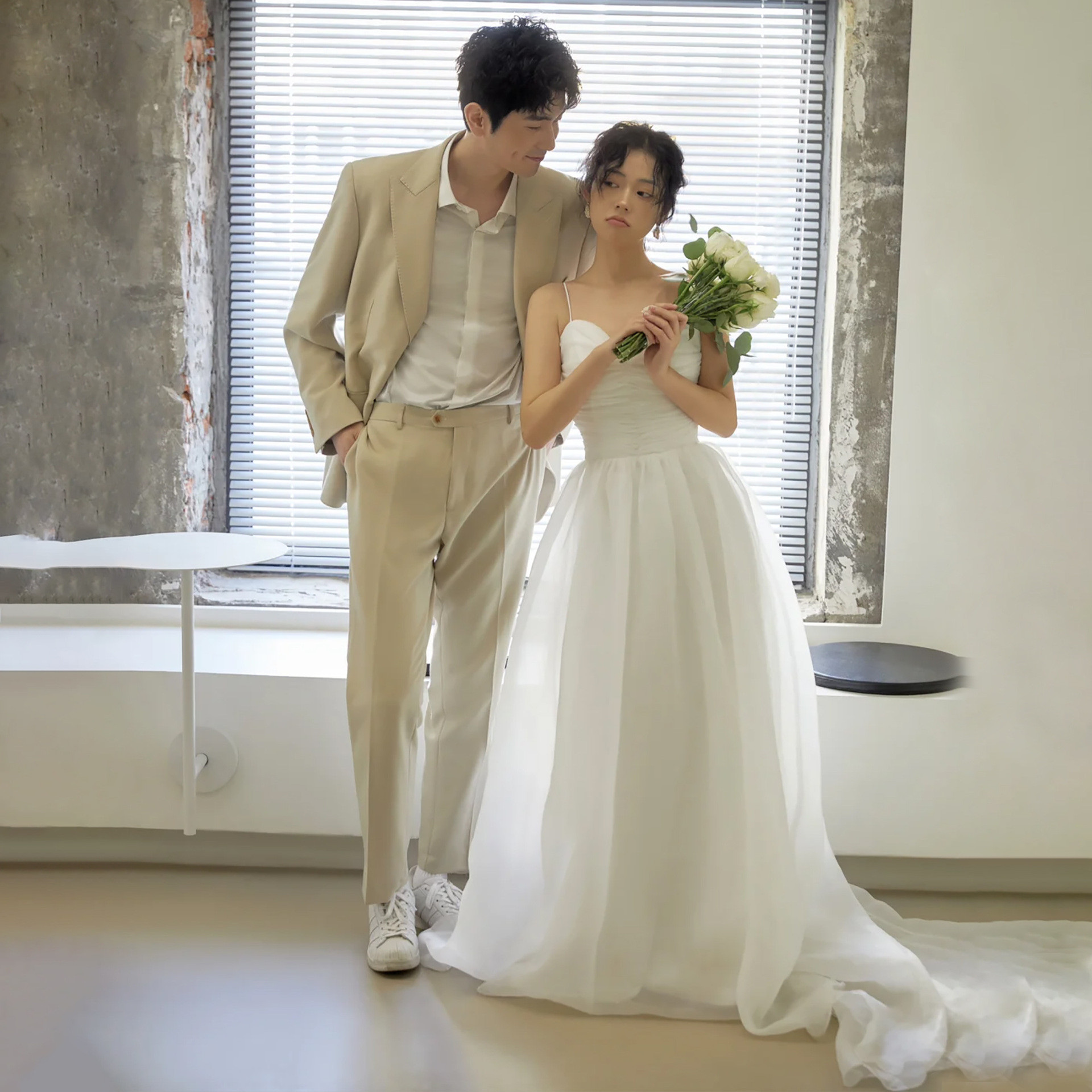 高級感 白 ノースリーブ 裾引き ウェディングドレス シンプル 韓国風 花嫁 披露宴 演奏会 前撮り HL1039