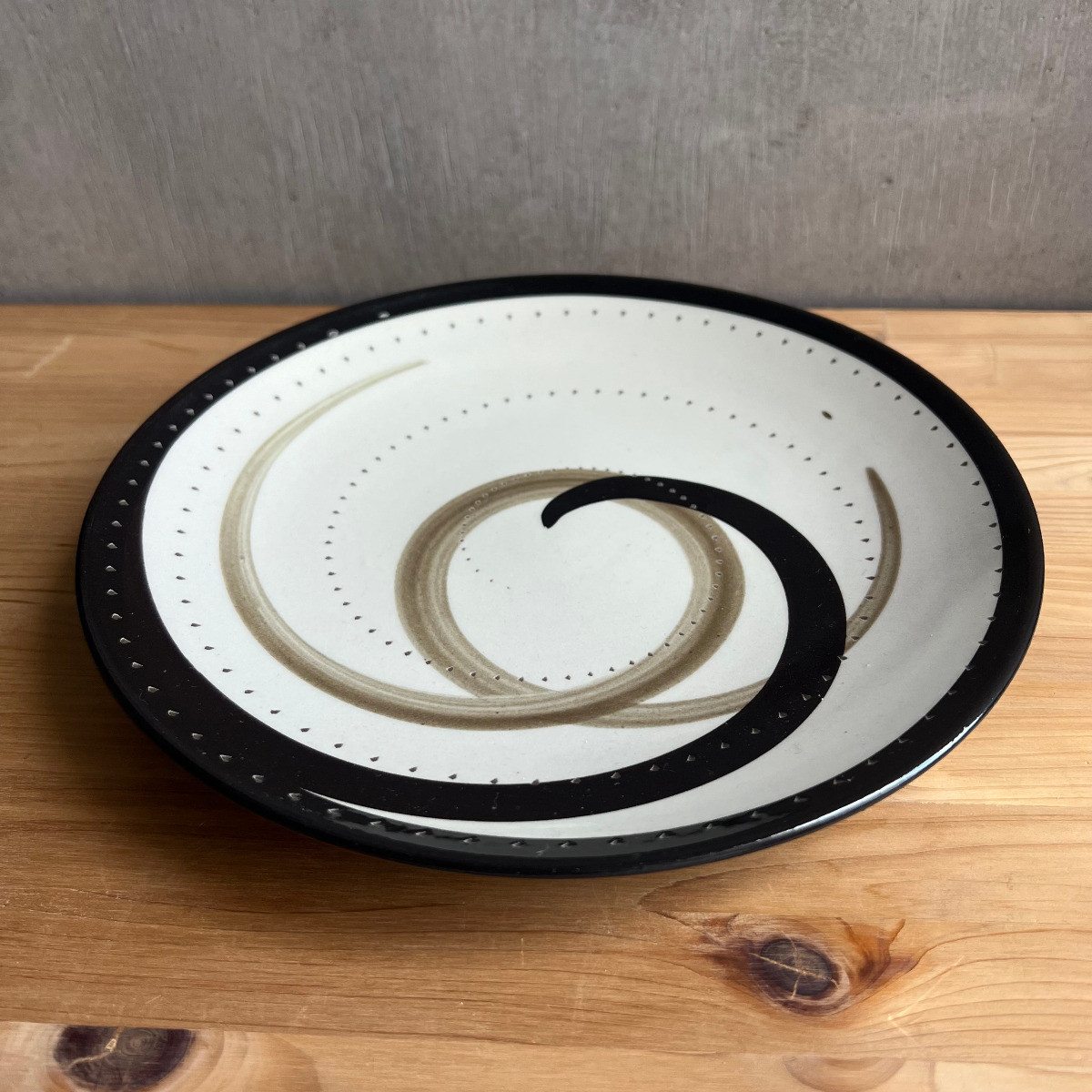 小石原焼 鶴見窯 7.5寸皿 (22.5cm) 白黒 渦模様 | パスタ皿 カレー皿 盛皿 陶器 モダン
