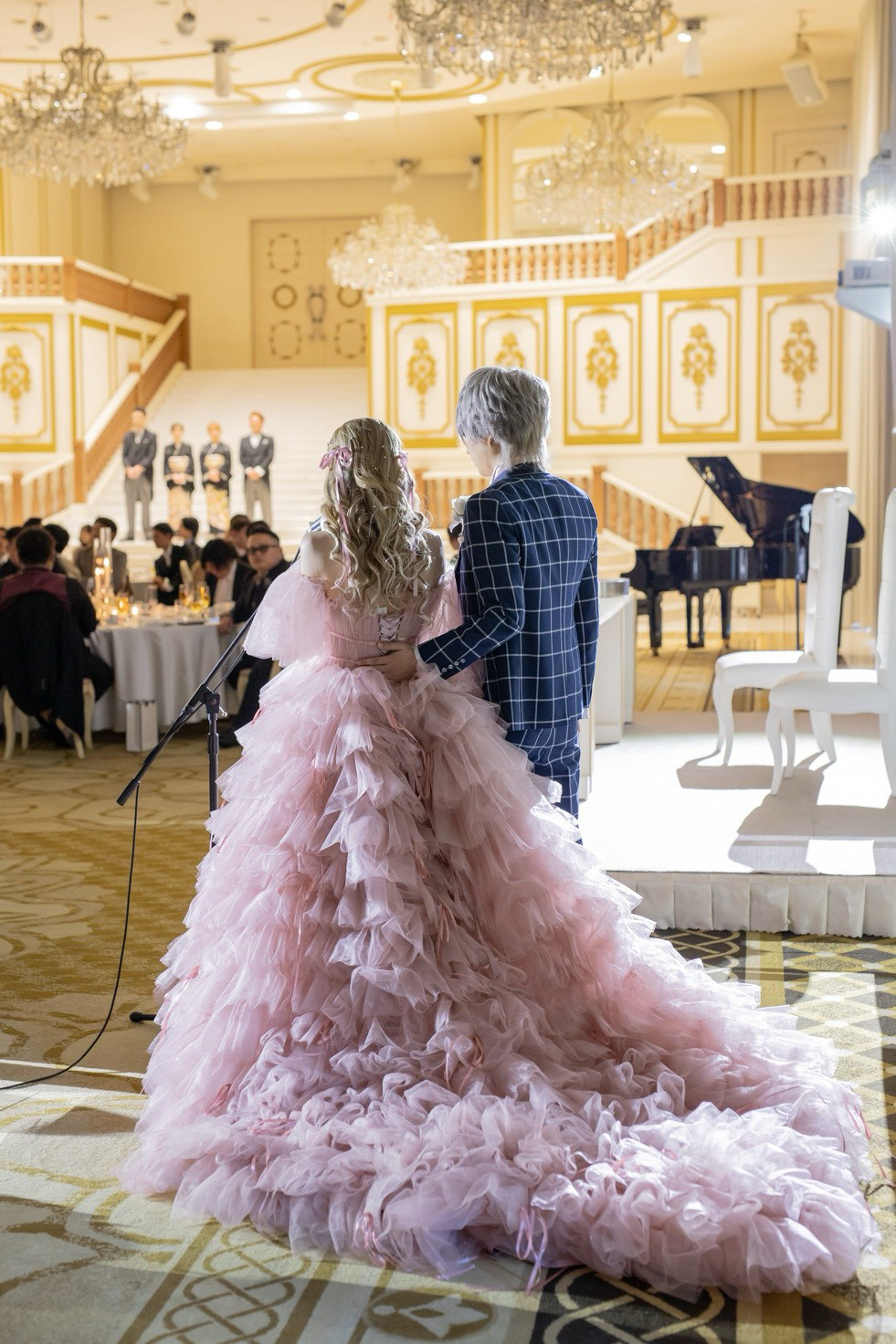 実例写真！カラードレス ピンク フリル袖 ティアードのドレス プリンセスライン 前撮り 結婚式 キラキラチュール 花嫁