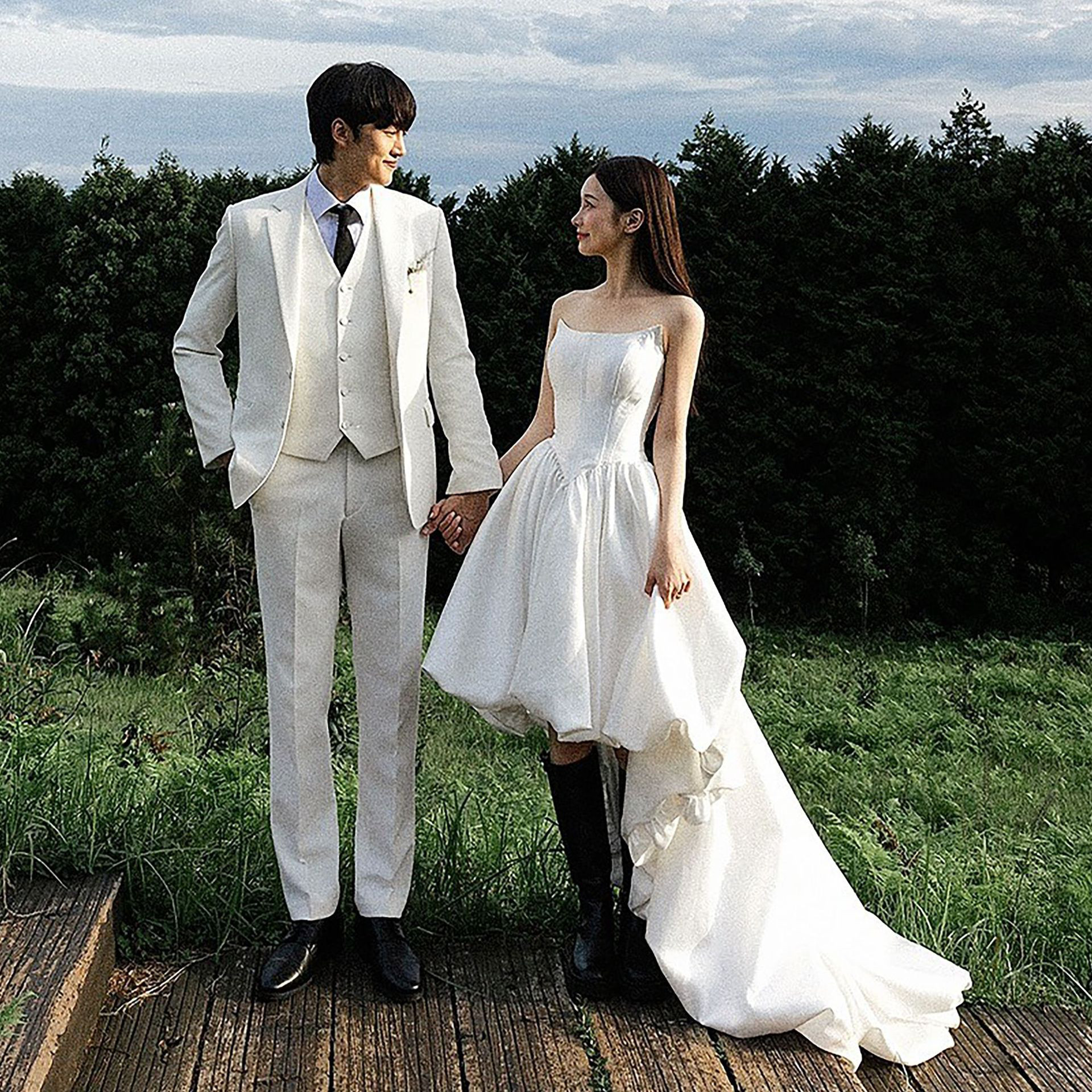 高級感 白 オフショルダー サテン ウェディングドレス 裾引き 韓国風 花嫁 披露宴 演奏会 前撮り HL1047