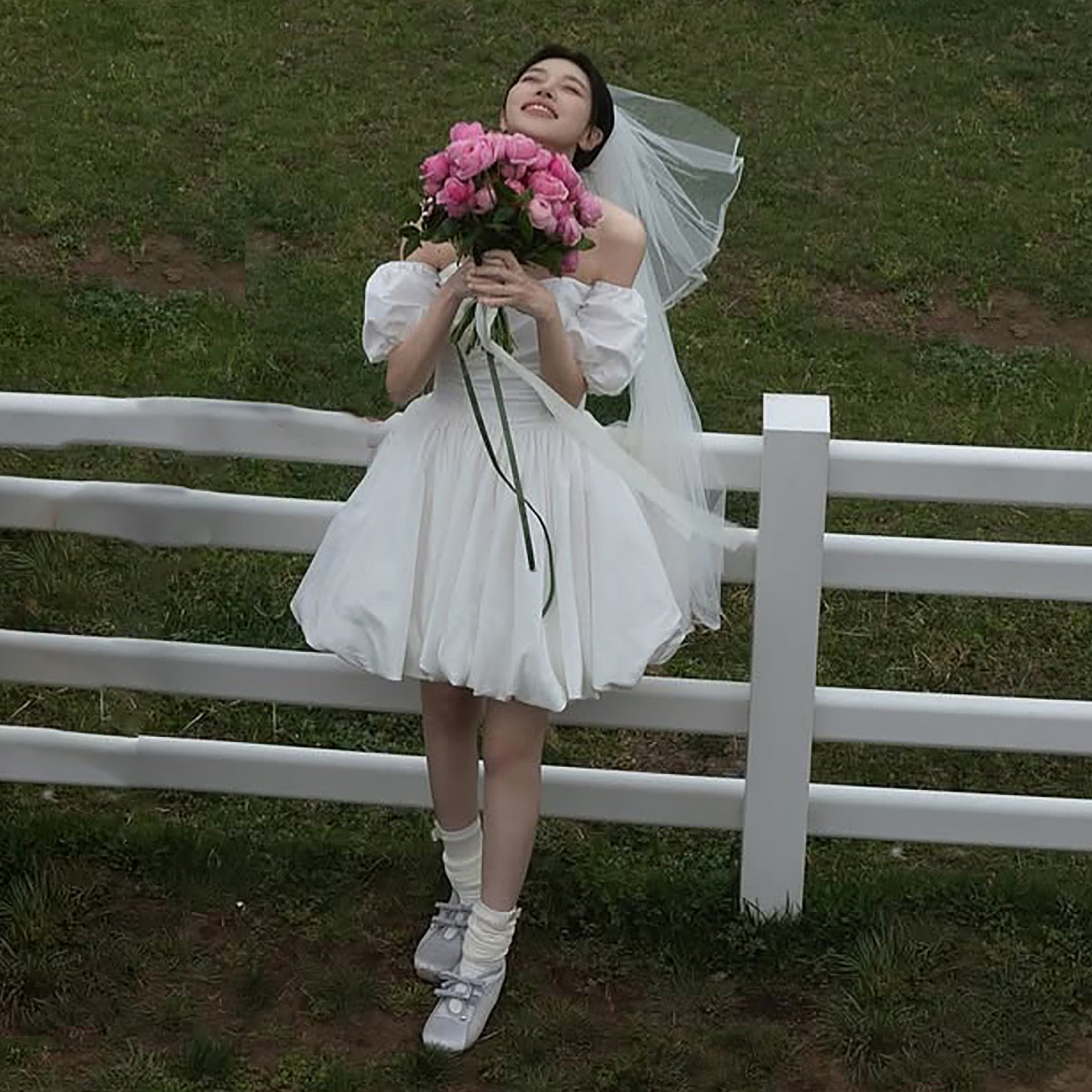 高級感 白 オフショルダー サテン ウェディングドレス ショート丈 韓国風 花嫁 披露宴 演奏会 前撮り HL1053