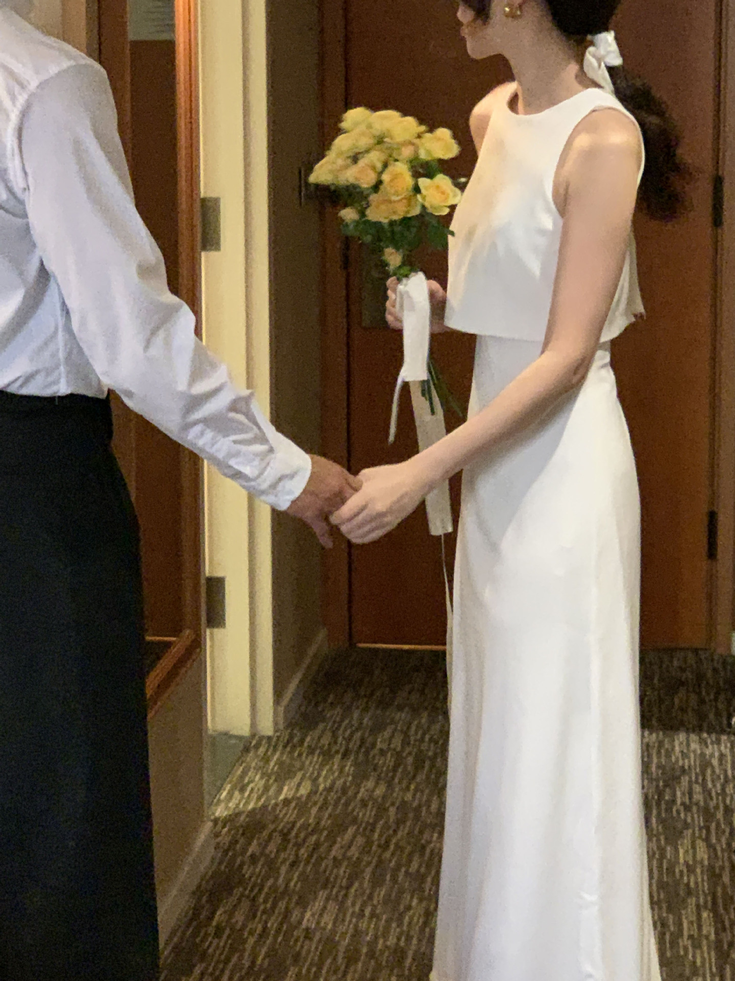 高級感 白 黒 サテン ノースリーブ ウェディングドレス シンプル 韓国風 花嫁 披露宴 演奏会 前撮り HL1054