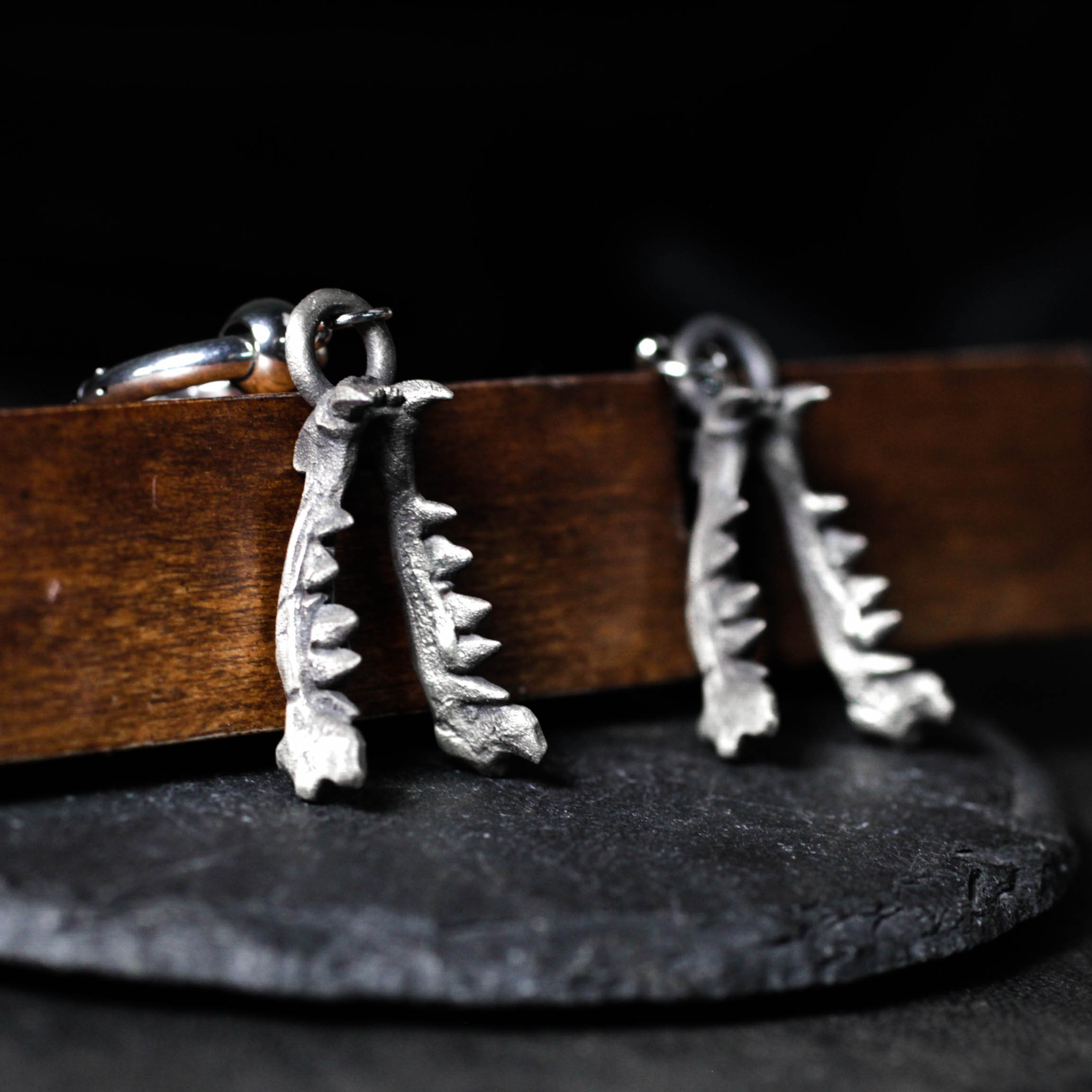 シルバーの顎骨スカルイヤリング：ゴシックパンクハンドメイドジュエリー