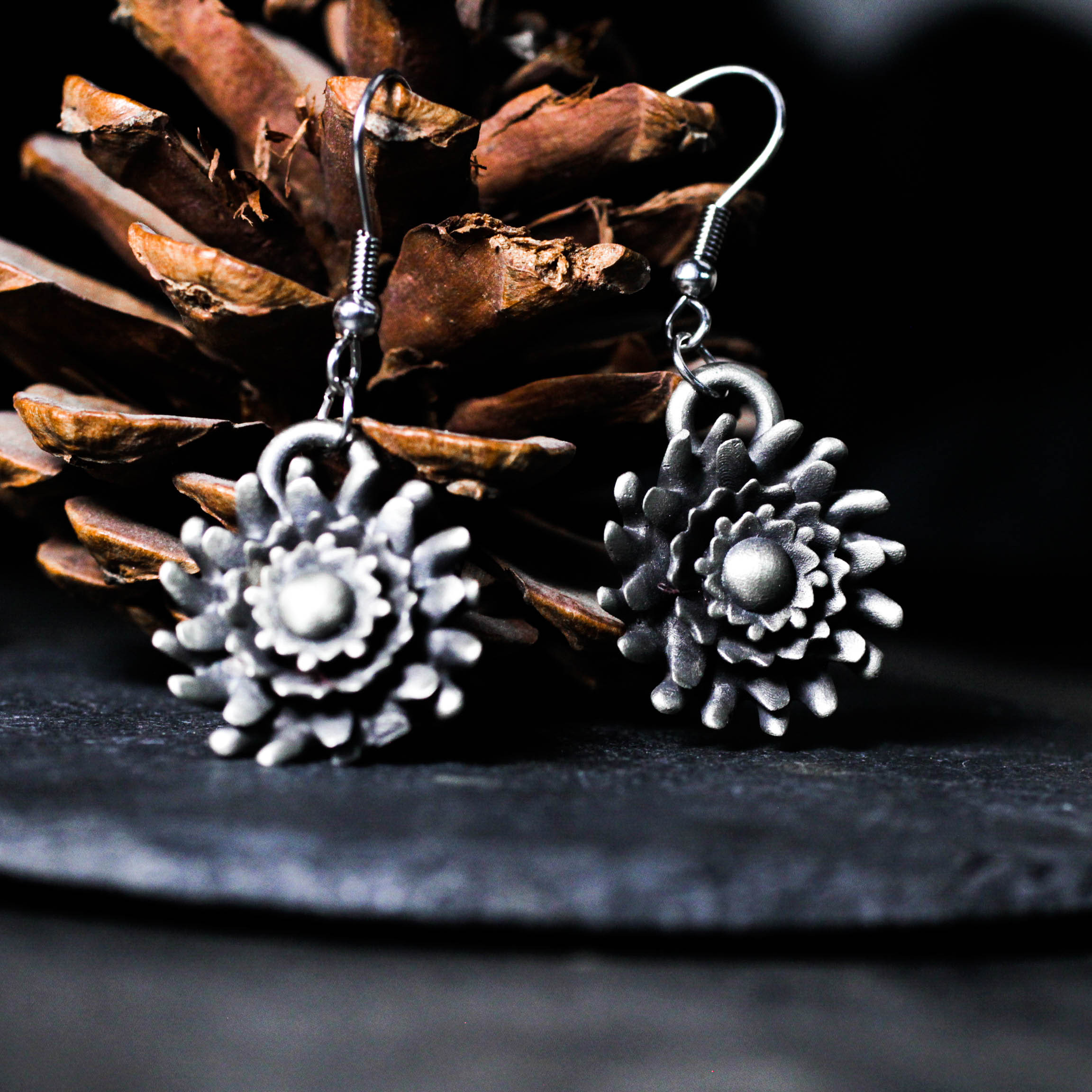 シルバーフラワーイヤリング – ハンドメイドゴシックフラワージュエリー